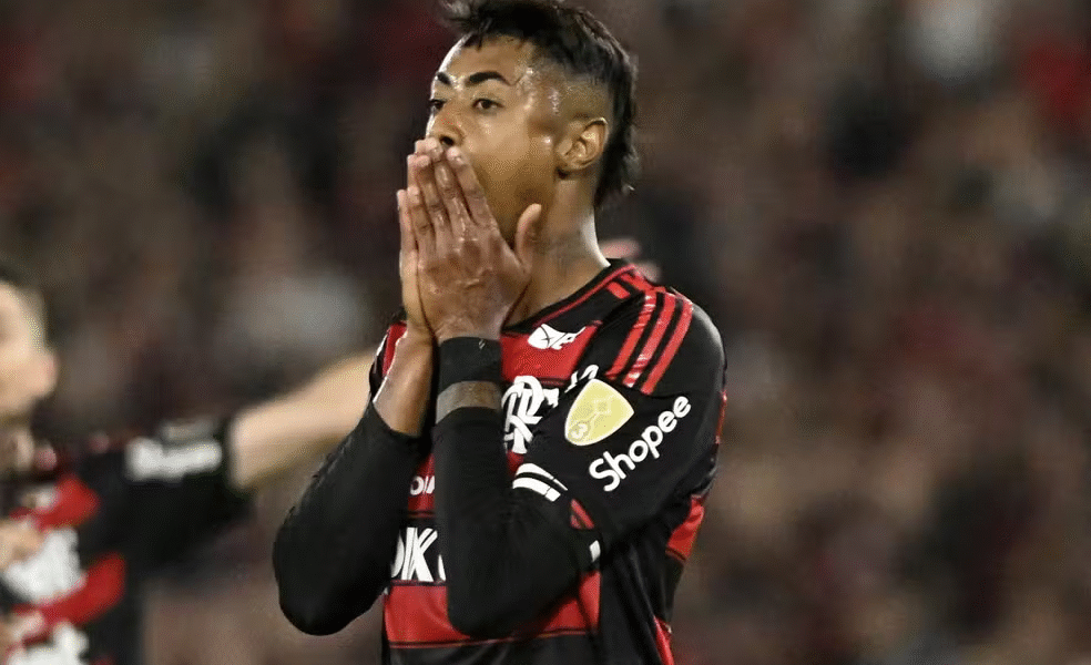 Bruno Henrique do Flamengo vai a julgamento no STJD por suspeita de forçar cartão amarelo contra Santos em 2023.