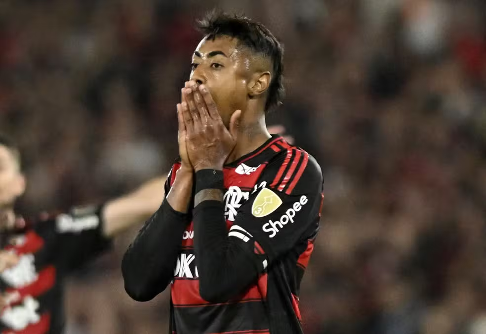 Bruno Henrique do Flamengo vai a julgamento no STJD por suspeita de forçar cartão amarelo contra Santos em 2023.